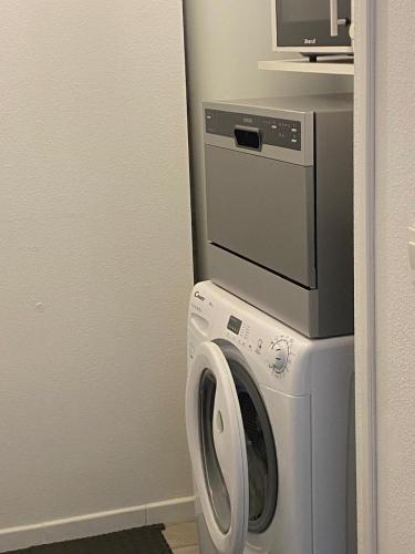 Il comprend un lave-linge et une télévision. dans l'établissement Atypical jacuzzi accommodation in Bordeaux!, à Bordeaux