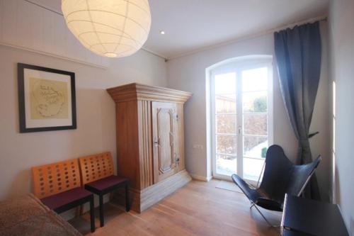 a living room with a couch and chairs and a window at Ferienhaus Wichmannsdorf in Wichmannsdorf