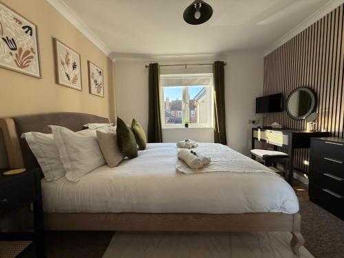 a bedroom with a large white bed with a window at In the heart of the Town centre Ringwood, New Forest - Star Cottage in Ringwood
