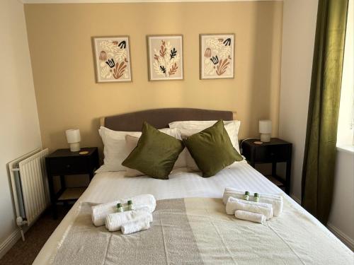 a bedroom with a bed with towels on it at In the heart of the Town centre Ringwood, New Forest - Star Cottage in Ringwood