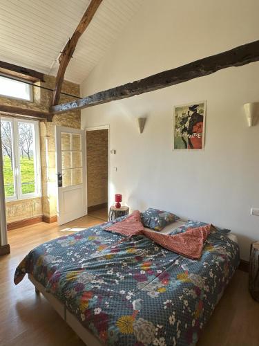 une chambre avec un grand lit dans une pièce dans l'établissement Ancien musée de la noix, à Doissat