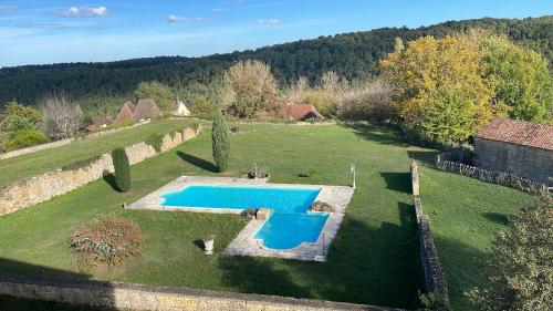 - une vue aérienne sur une cour avec une piscine dans l'établissement Ancien musée de la noix, à Doissat