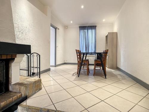 une salle à manger avec une table et des chaises et une cheminée dans l'établissement Maison 3 chambres, à Villemandeur