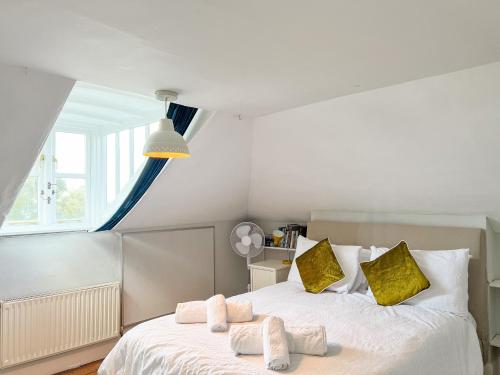 Postel nebo postele na pokoji v ubytování Arden Villa, sleeps 8, moments from the golden sandy beach of Ryde