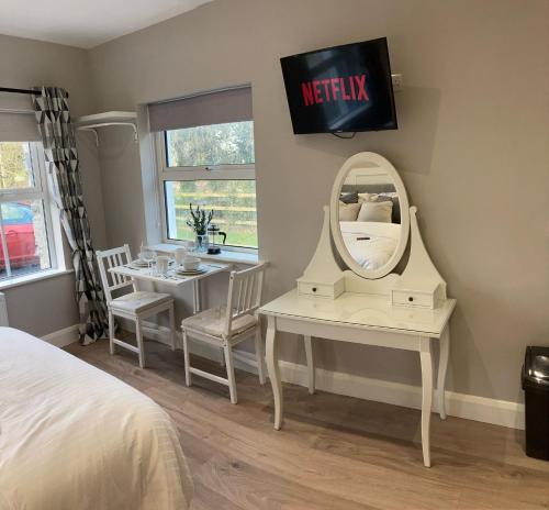 Postel nebo postele na pokoji v ubytování Kinvara Guest Suite