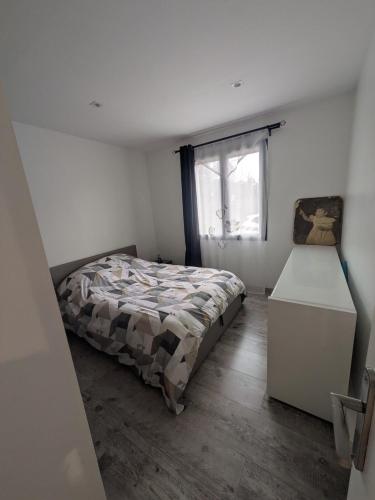 une petite chambre avec un lit et une fenêtre dans l'établissement charmante petite maison - piscine hors sol - proche Avignon, à Avignon