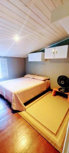two beds in a room with a ceiling at Chácara Sitara Lazer e Eventos - Casa Dourada in Caldas