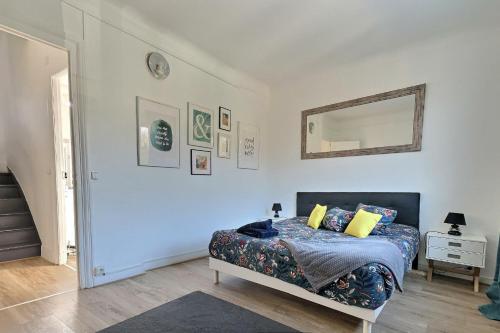 une chambre avec un lit et un miroir au mur dans l'établissement Le Duplex Amiens Centre, à Amiens