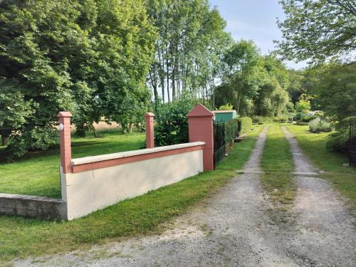 a fence on the side of a dirt road at Chambres d'hôtes / B&B Chez Mon Rêve in Éguzon-Chantôme