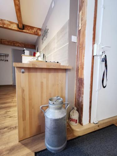 - une cuisine avec une bouilloire à l'étage dans l'établissement Le 9 charmant appart meublé de tourisme 2 étoiles centre, à Barcelonnette