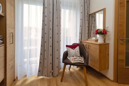 a chair sitting in a room with a window at Willi's Bauernhof in Leiben