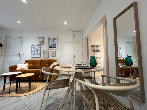 un salon avec une table et des chaises dans l'établissement NID D'OPALE - Le Portel, à Le Portel