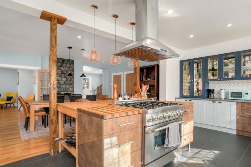 Una cocina o zona de cocina en Modest Junxtion - Lovingly Restored Home in Historic Cape Charles!