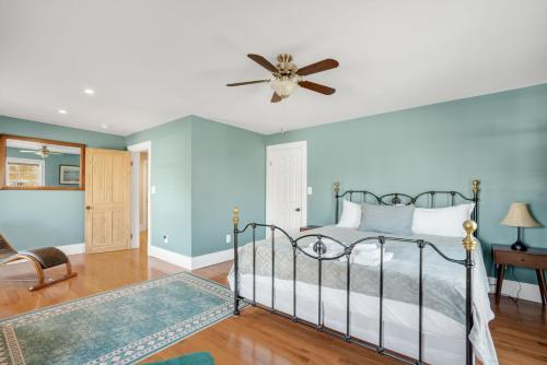 Cama o camas de una habitación en Modest Junxtion - Lovingly Restored Home in Historic Cape Charles!