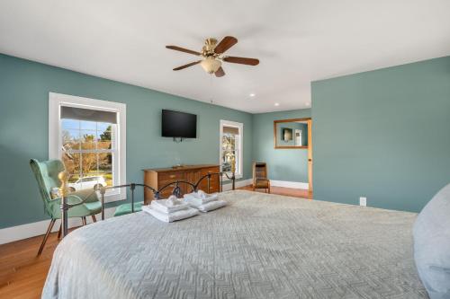 Cama o camas de una habitación en Modest Junxtion - Lovingly Restored Home in Historic Cape Charles!