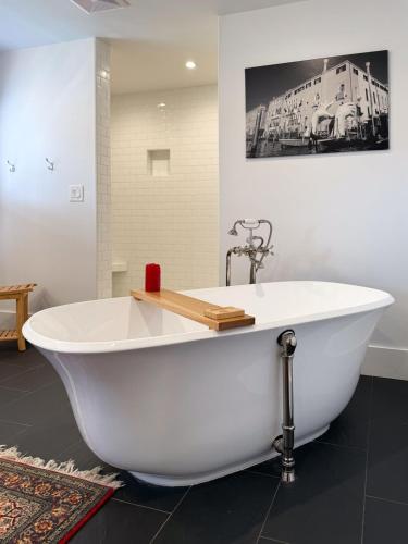 Un baño de Modest Junxtion - Lovingly Restored Home in Historic Cape Charles!