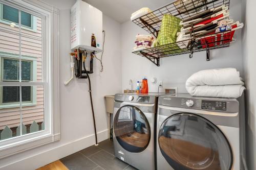 Una cocina o zona de cocina en Modest Junxtion - Lovingly Restored Home in Historic Cape Charles!