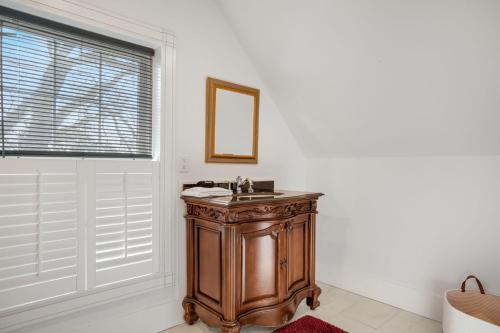 Imagen de la galería de Modest Junxtion - Lovingly Restored Home in Historic Cape Charles!, en Cape Charles