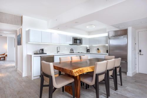 マイアミビーチにあるOceanview Private Condo at 1 Hotel & Homes -1144の木製のテーブルと椅子のあるキッチン