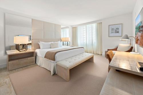 マイアミビーチにあるOceanview Private Condo at 1 Hotel & Homes -1015の大きなベッドとリビングルームのある寝室