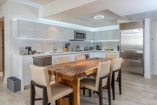 マイアミビーチにあるOceanview Private Condo at 1 Hotel & Homes -1015の木製のテーブルと椅子のあるキッチン