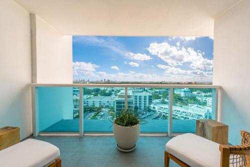 Cette chambre dispose d'une grande fenêtre offrant une vue sur la ville. dans l'établissement Luxurious Private Condo at 1 Hotel & Homes -1445, à Miami Beach