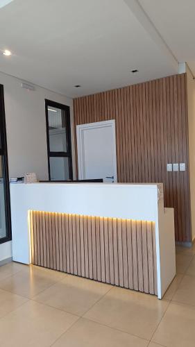 an empty room with a reception counter in a building at Central Relax Apartment in Encarnación