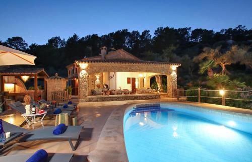 Rustic house recently renovated villa with views to the Pollensa mountains by Renthousing