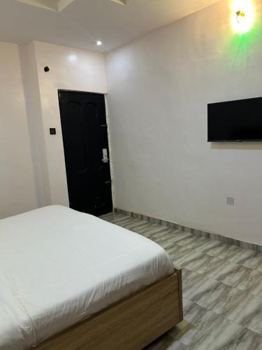 Foto de la galeria de Chrispol hotel and suites a Agege