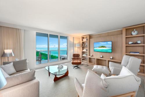 Μια τηλεόραση ή/και κέντρο ψυχαγωγίας στο Oceanfront Private Condo at 1 Hotel & Homes -1219