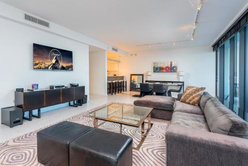 Μια τηλεόραση ή/και κέντρο ψυχαγωγίας στο Oceanfront Private Residence at South Beach - 828