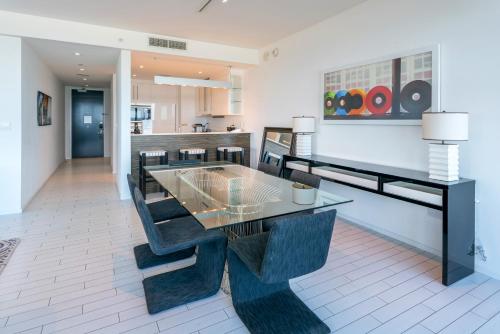 Η κουζίνα ή μικρή κουζίνα στο Oceanfront Private Residence at South Beach - 828