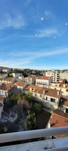 une vue d'une ville avec des maisons et des bâtiments dans l'établissement Studio cosy, 8 min à pied du Palais et de la Plage, à Cannes