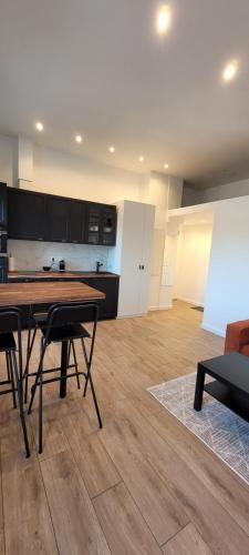 une cuisine avec une table et des chaises dans une pièce dans l'établissement Studio cosy, 8 min à pied du Palais et de la Plage, à Cannes