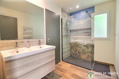 a bathroom with a sink and a shower at Villa le Nid Des Dunes & Spa 2 gîtes écologiques in Santec