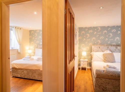 Giường trong phòng chung tại Elckys Lodge - Hot Tub Retreat Near York