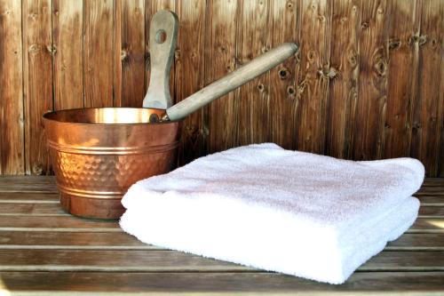 a towel and a bucket and a wooden wall at Sand Golf Club in Bankeryd