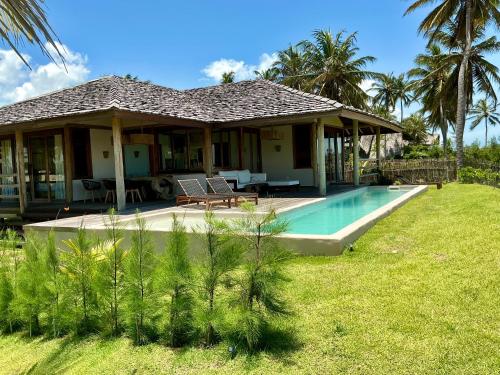 ein Haus mit einem Swimmingpool im Hof in der Unterkunft Casa do vento - Ilha do Guajiru in Itarema