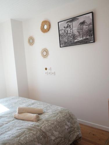 une chambre avec un lit et un tableau au mur dans l'établissement Le Beau Regard Paisible et Familial, à Beauregard-Vendon