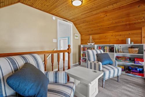 Una sala de estar con dos sillas y una mesa. en Off Duty - Pet Friendly, Waterfront!, en Greenbackville