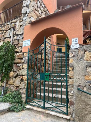 an entrance to a building with a green gate at Terrazza al Cotone in Marciana Marina