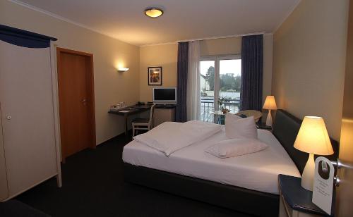 Säng eller sängar i ett rum på Hotel Lindemann