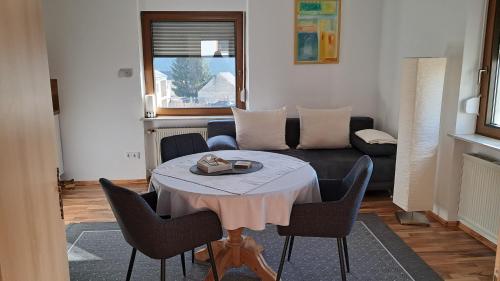 a living room with a table and a couch at Ferienwohnung Moselnest in Piesport