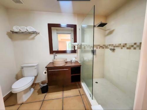 un bagno con wc, doccia e lavandino di Exclusive Suite at Playa Coronado Luxury Club a Playa Coronado