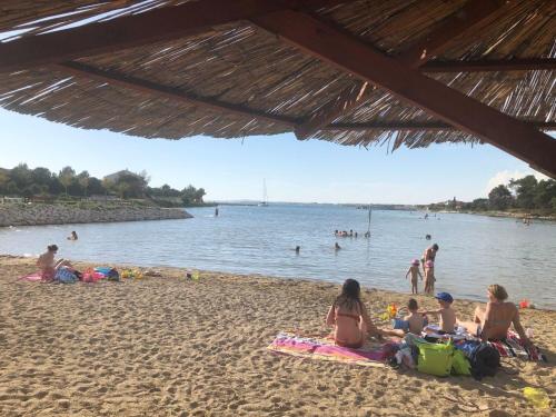 eine Gruppe von Menschen am Strand in der Unterkunft House Dalmatika Zaton in Zaton