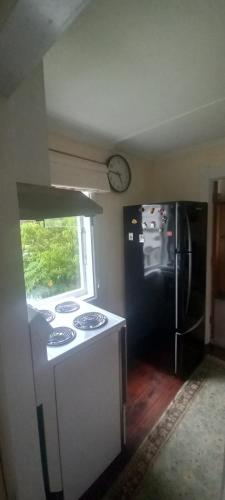 Kuchyň nebo kuchyňský kout v ubytování Kowhai Cottage Whanganui