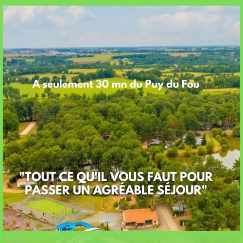 Elle offre une vue sur un parc arboré et une rivière. dans l'établissement Mobil Home climatisé, 2 ch, 5 pers, Wifi 30 mn du grand parc d'attraction Puy duFou, à La Boissière-de-Montaigu