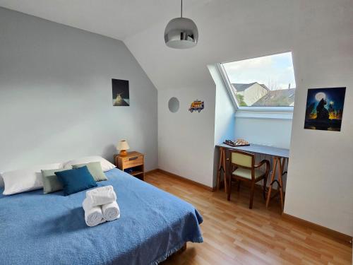 une chambre avec un lit, un bureau et une fenêtre dans l'établissement La Belle Villès, à La Ville-ès-Nonais