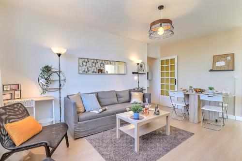 un salon avec un canapé et une table dans l'établissement Nyméria, à Nîmes