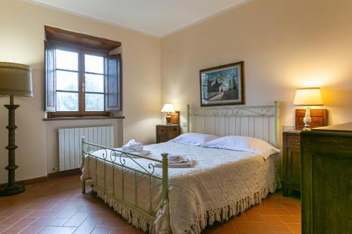 a bedroom with a bed and a window at Il Casale di Radda in Villa